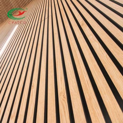 Listones de madera acústicos durables inodoros, los paneles de madera estriados ignífugos