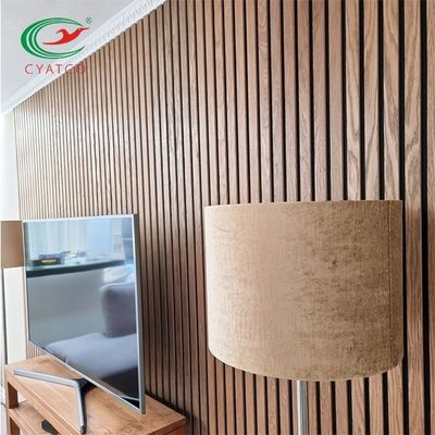 Pared natural del acento del listón de madera de roble ininflamable para la decoración del sitio