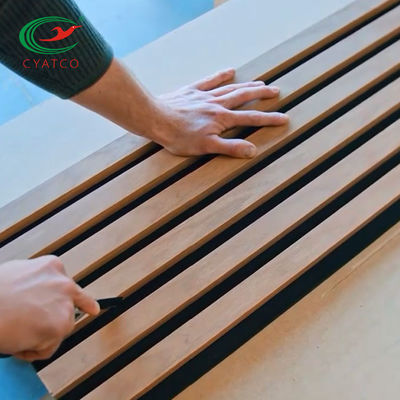 Grueso de madera acústico del panel 21m m del listón de la chapa montada en la pared