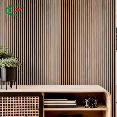 Pared natural del acento del listón de madera de roble ininflamable para la decoración del sitio