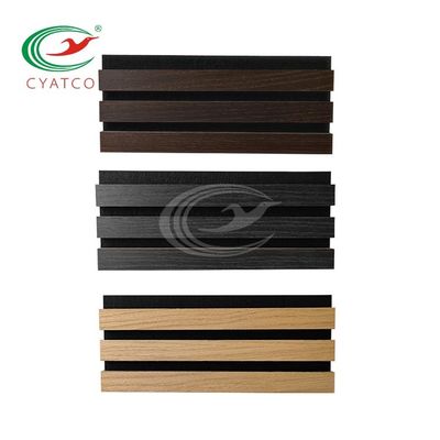 Panel de pared de madera lineal libre de formaldehído en la arquitectura comercial